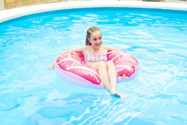 写真 青い水のプールで 10 代の少女