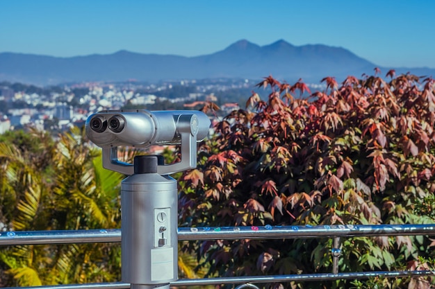 사진 달랏 베트남 산의 도시를 볼 수 있는 망원경은 배경에 꽃을 피운다