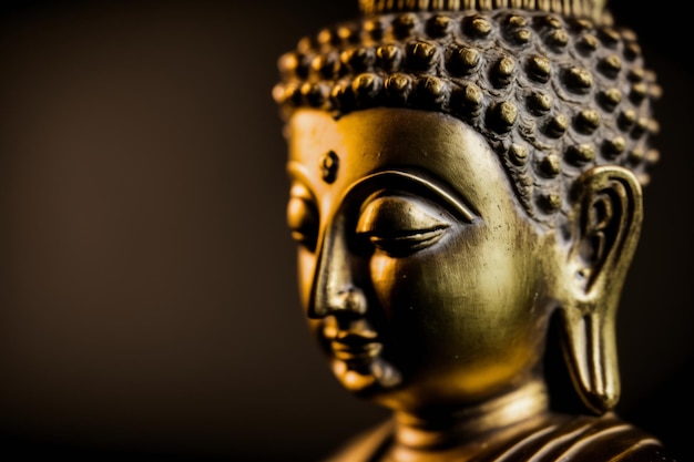 Фото Статуя тайского будды сидит и медитирует в буддийском храме древнее таиландское лицо будды день весак