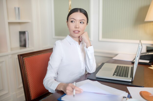 写真 ビジネス文書を扱う思いやりのある若い女性