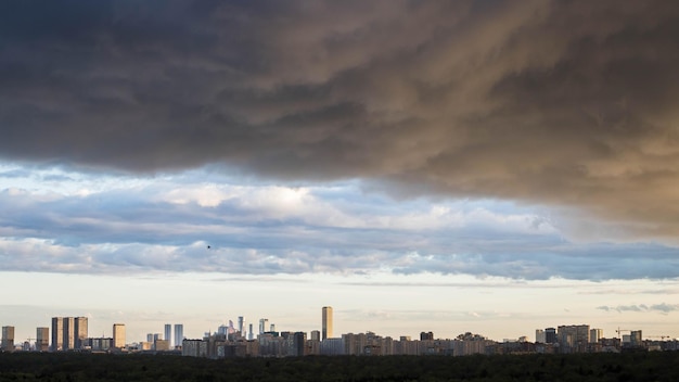 写真 街の雷雲