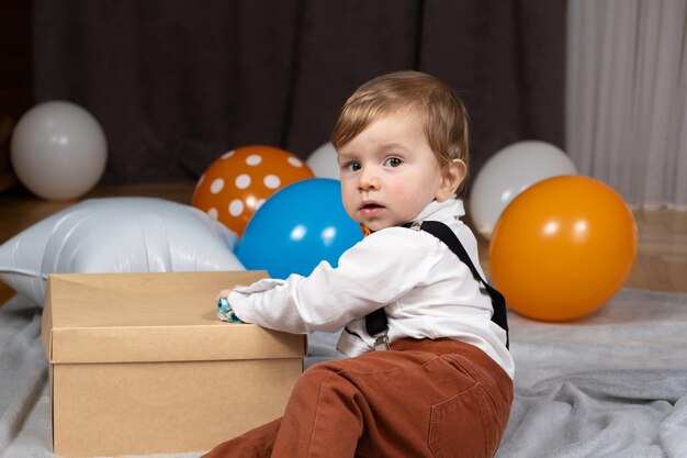 写真 幼児が風船の中で1歳の誕生日を祝う