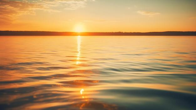 写真 ゆっくりとした湖辺の夕暮れが波動する水に金色の色彩を反映しています