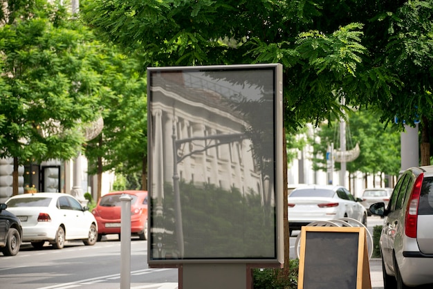 写真 広告モックアップ用の垂直の空白の都市看板