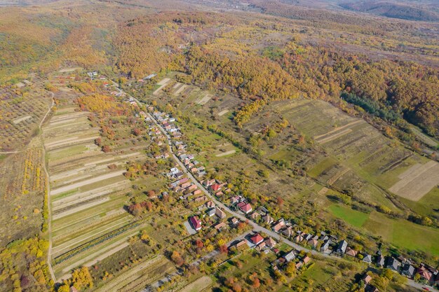 写真 村の高さから見た家屋や街路が秋に畑の牧草地を耕した