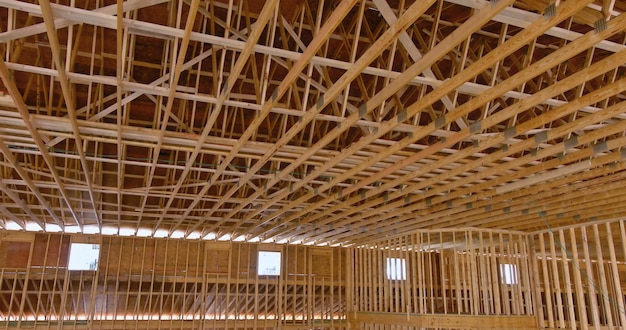 Фото Вид на интерьер строящегося деревянного здания с деревянной фермой и каркасом из деревянных балок