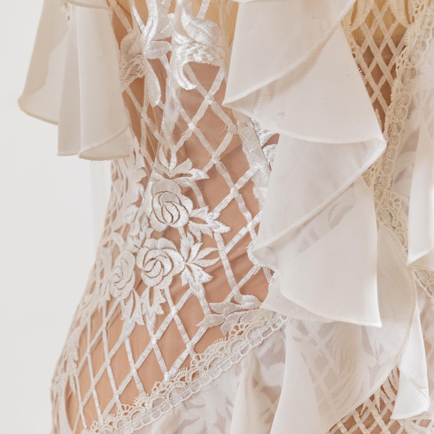 Фото Белое платье с рюшами и цветком по низу
