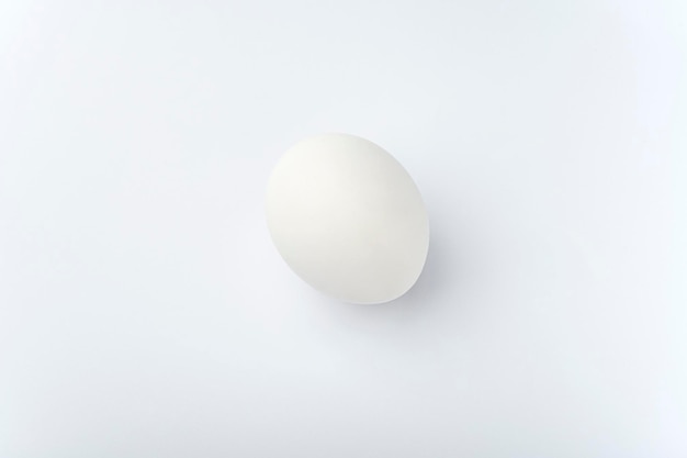 Фото Белое яйцо на белом фоне