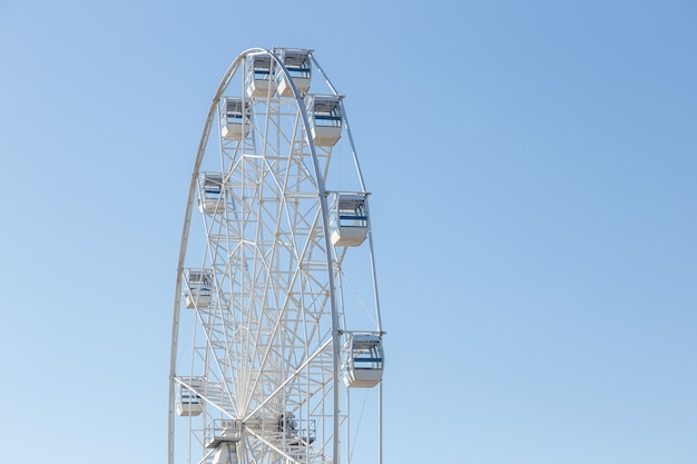 澄んだ空を背景にした白い観覧車