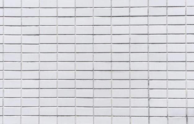 사진 정사각형 타일의 패턴이 있는 정사각형 타일로 만든 흰색 벽입니다.