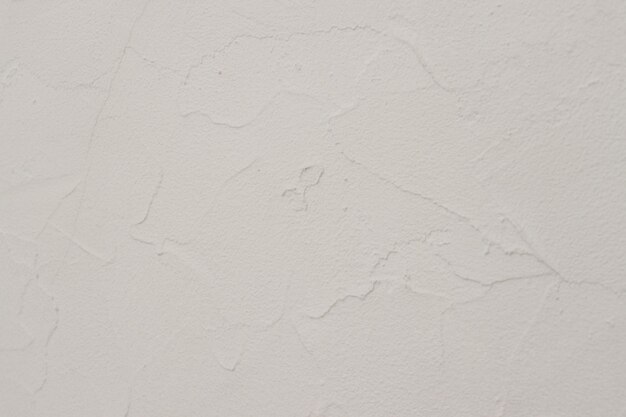 Фото Белая стена с маленькой дыркой, на которой написано «затирка».