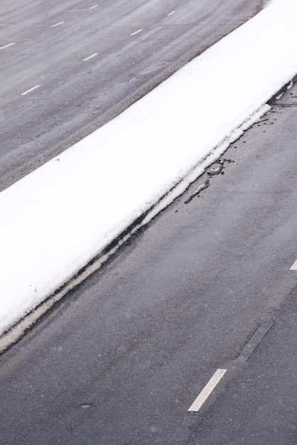 写真 冬の雪の広い道