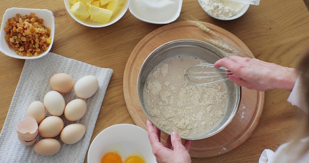 사진 취미를 즐기는 집에서 요리하는 여성 집에서 빵 만들기 빵 굽기