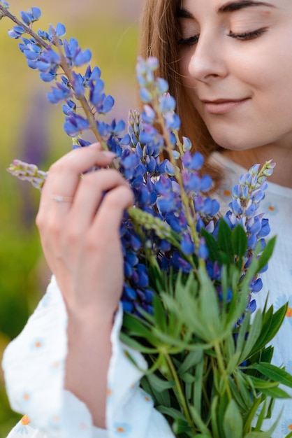 사진 루핀 꽃 의 새 를 즐기는 여자