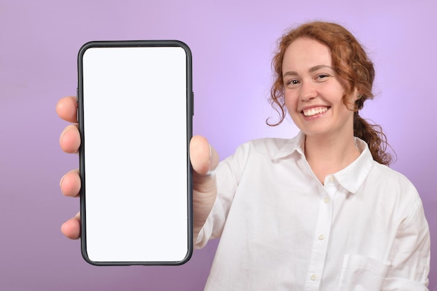 Фото Женщина держит телефон с пустым экраном