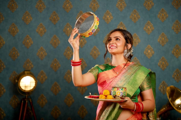 Фото a woman in a sari holds a plate of food