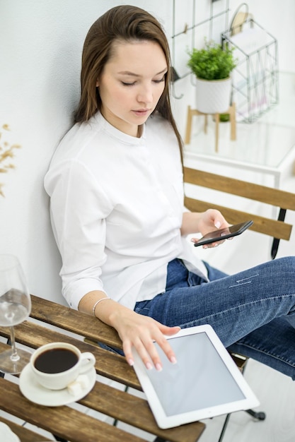 사진 흰색 셔츠와 청바지를 입은 여성이 카페에 앉아 커피를 마신다 점심시간에 전화로 얘기하는 여성 회사원 식당에서 업무 회의를 하는 매니저