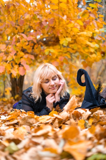 写真 儀式の鬱蒼とした森で魔女のスーツを着た女性