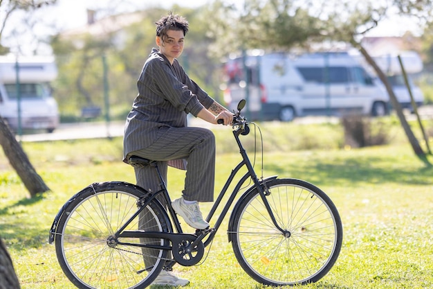 写真 女性が公園で自転車に乗っている