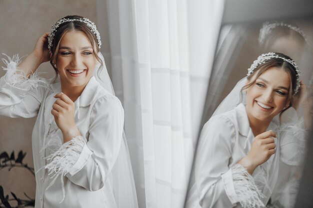 Foto a woman is wearing a white dress and a white veil