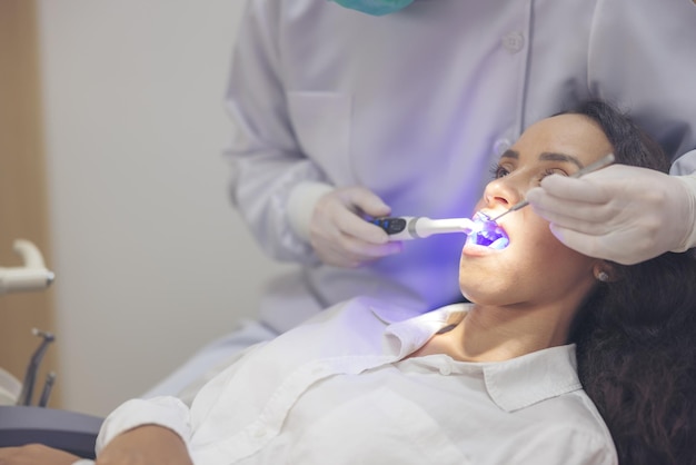Фото Женщина проходит стоматологический осмотр в стоматологическом кабинете