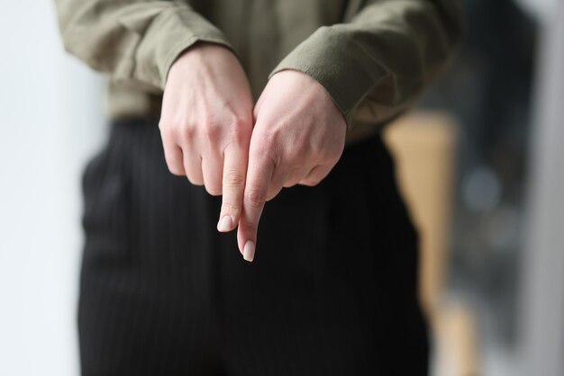 사진 한 여성이 검지 손가락으로 서로 다른 손으로 근접 대결 개념을 보여줍니다.