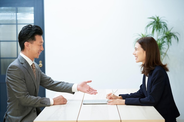 写真 タブレットpcでサインする女性