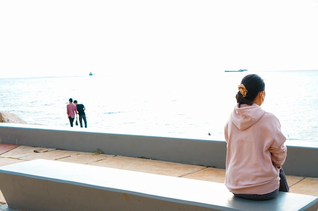 사진 오후 에 해변 의 분위기 를 즐기고 해변 에 혼자 앉아 있는 여자