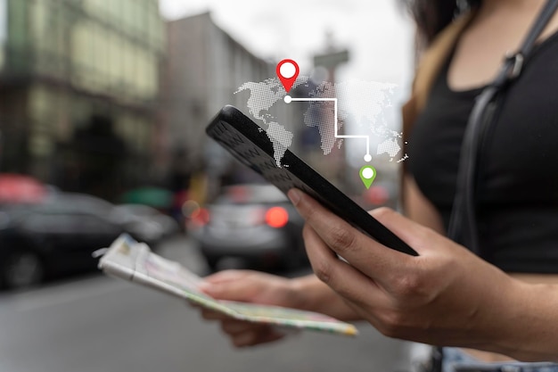 Фото Женщина использует смартфон для проверки карт, чтобы путешествовать с интернетом и приложением gps для отпуска или отдыха в бангкоке.