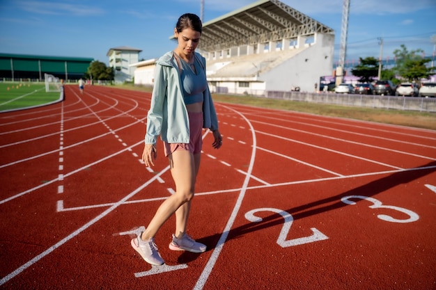 写真 右に2番の線路を歩く女性