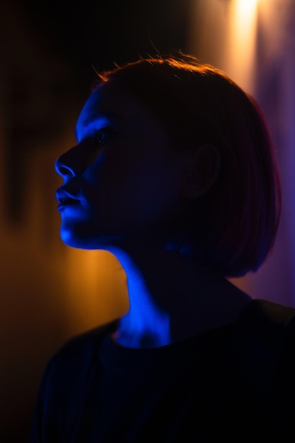 Фото Женщина с голубым светом на шее отражается в зеркале