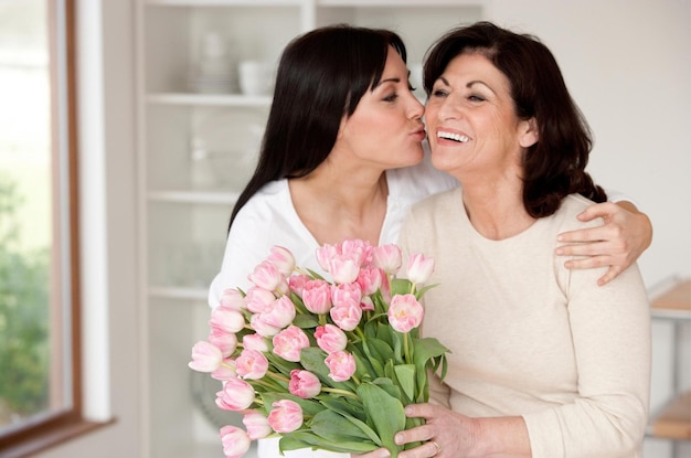 写真 肩に花束を背負った女性