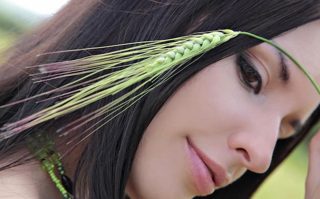 写真 に草をつけた緑色のヘッドバンドを着た黒いの女性