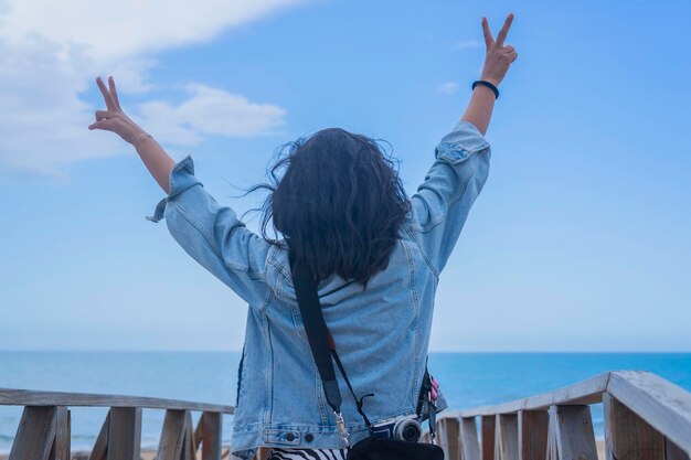 写真 腕を上に上げた女性