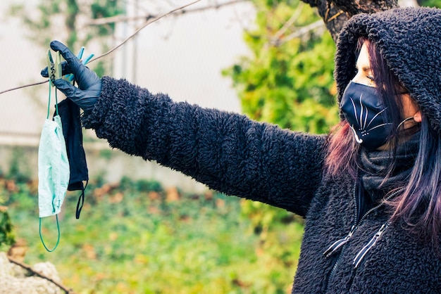 Фото Женщина с защитными масками и перчатками