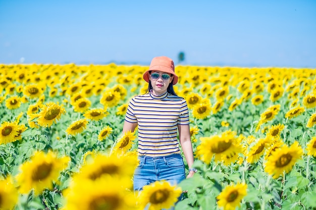 写真 提出されたひまわりの女性