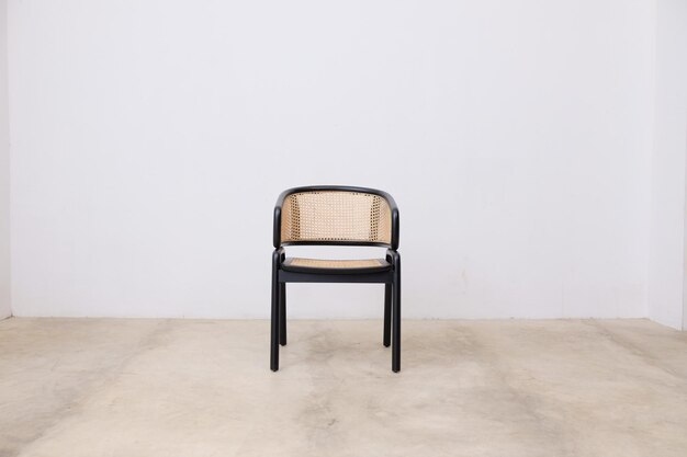 사진 클래식하고 미니멀한 분위기에 잘 어울리는 클래식하고 우아한 디자인의 원목 의자