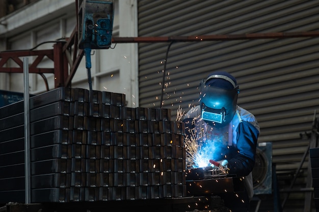 写真 作業者が鋼鉄を溶接し、仕事上の安全性