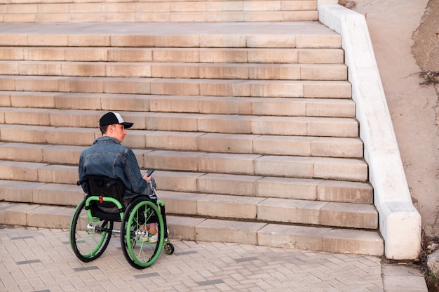 写真 車椅子の若い障害者は、障害者の高品質の写真のために階段でアクセス可能な環境に入ることができません