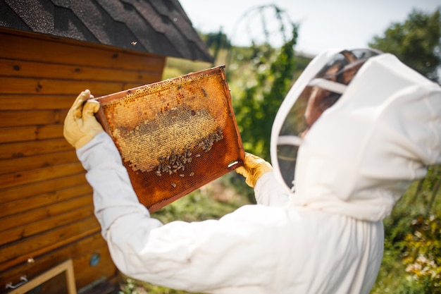 Фото Молодая женщина-пчеловод в костюме профессионального пчеловода