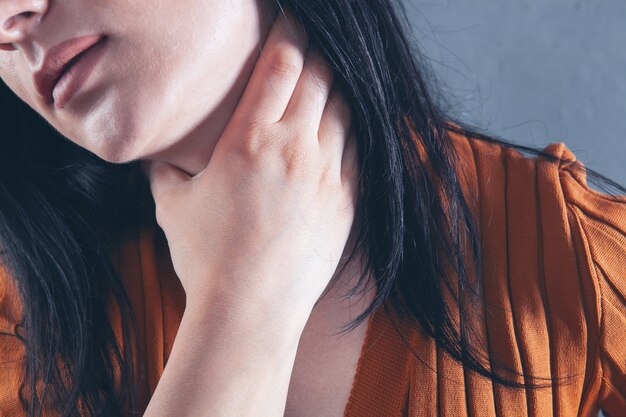 写真 若い女の子は首の痛みがあります