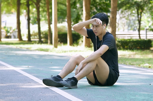 写真 公園で走っている若い男