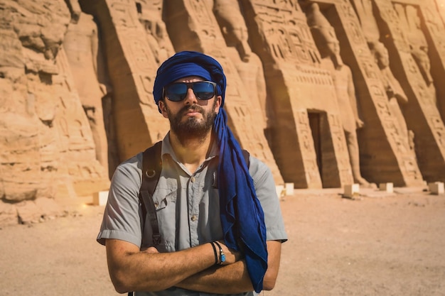사진 아부 심벨 근처의 이집트 네페르타리 신전에서 푸른 터번을 두른 청년