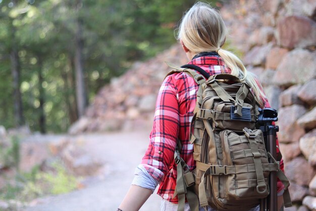 写真 若い女性が山を登っています