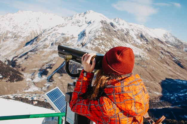 写真 若い女性がエルブルス山を見ています。