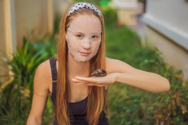 젊은 여성이 달팽이 점액으로 안면 마스크를 만들고 있다.