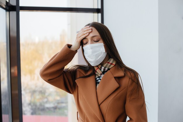 Фото Молодая женщина ходит в маске во время пандемии