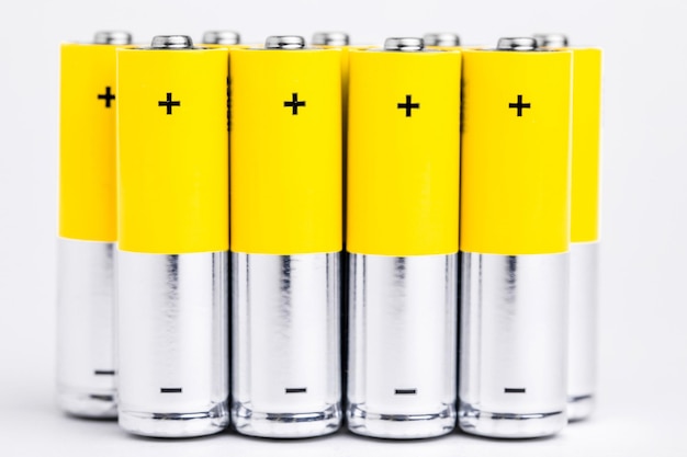 Foto batterie alcaline aa su sfondo bianco