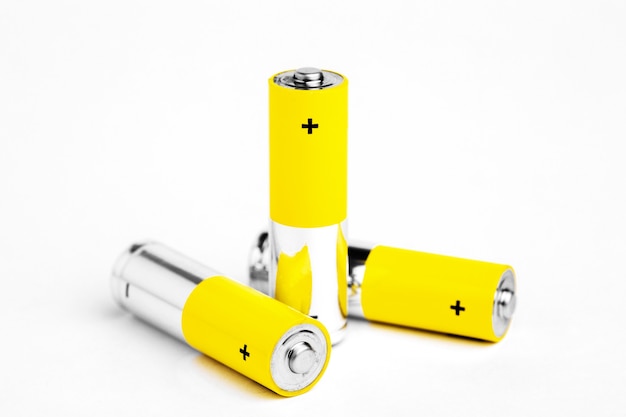 AA-alkalinebatterijen op witte achtergrond.