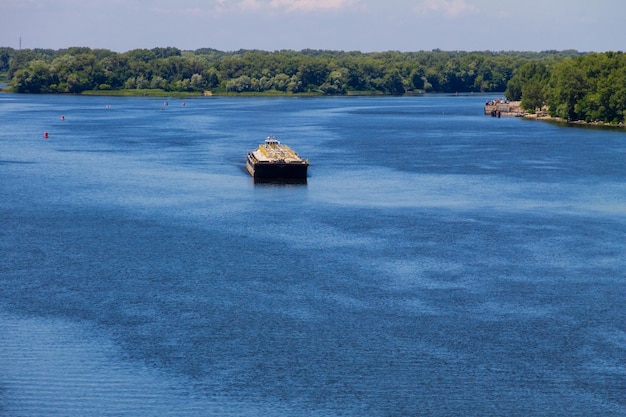 Aak drijvend op de rivier de Dnjepr